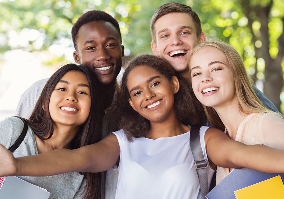 A group of smiling young teens